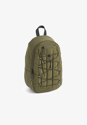 Mochila verde-oliva feita de nylon acolchoado, com um bolso frontal com fecho, detalhe de corda elástica e uma única alça superior.