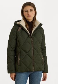 Prešívaná zelená bunda s kapucňou so skombinovan�ým kožuchom, so zipsom a hnedými akcentmi. Obsahuje bočné vrecká a má priliehavý strih.