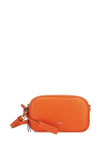 Orangefarbene Leder-Crossbody-Tasche mit rechteckiger Form, strukturiertem Finish, Reißverschluss und abnehmbarem Tragegurt mit Logo-Anhänger.