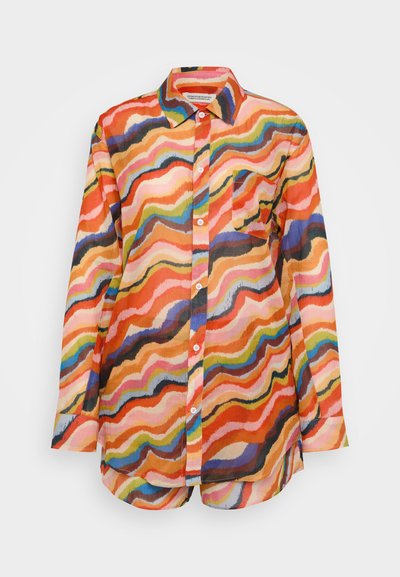 Cămașă colorată, cu mâneci lungi, cu un design în dungi în nuanțe de portocaliu, roz, albastru și maro, având un închidere cu nasturi și o singură buzunar.