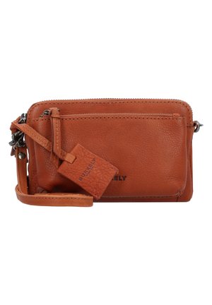 Petit sac bracelet en cuir marron avec fermeture éclair, poche avant et étiquette en cuir attachée avec le nom de la marque Burkely.