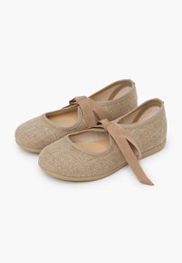Ballerines en tissu beige avec une pointe arrondie, une sangle élastique et une semelle intérieure douce et rembourrée. Tissu texturé et tissé avec un design minimaliste.