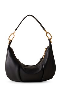 Borsa in pelle nera con forma curvata, con dettagli in metallo dorato e chiusura a zip. La tracolla è piatta e attaccata con clip.