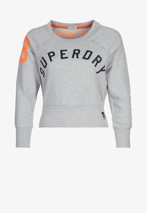 Felpa grigia chiara con scollatura ampia, maniche raglan lunghe e logo "SUPERDRY" in blu navy. Presenta un dettaglio arancione all'interno del colletto.