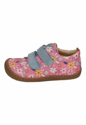 Rosa Kinderschuh mit bunten Blumenmustern, zwei grauen Klettverschlüssen und einer braunen Gummisohle, seitlich dargestellt.