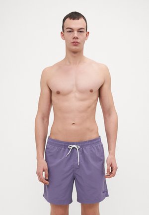 Pantaloni da bagno viola da uomo realizzati in tessuto leggero, con una vita elastica, un cordino bianco e un logo discreto sul lato.
