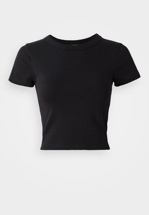 Juodas trumpas marškinėlis, pagamintas iš vientisos medvilnės, su trumpomis rankovėmis ir apvaliu kaklu, pasižymintis sklandžiu ir paprastu dizainu.