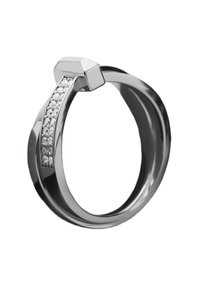 Sølvring med poleret finish, der har en krystalaccentbånd med rektangulære sten og en geometrisk form på den ene side.