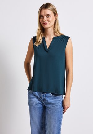 Teal mouwloze blouse met een V-hals, gemaakt van een soepele stof. Eenvoudig ontwerp met subtiele plooidetails nabij de schouders.
