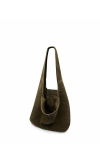 Bruine suède totebag met een oversized, slouchy ontwerp, enkele lange schouderband en een groot open vak. Zachte textuur, minimale stikdetails.