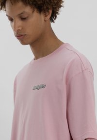 LOW LIGHTS STUDIOS® SANDED LOGO - Apdrukāts T-krekls - pink