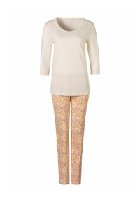 Langärmliges cremefarbenes Oberteil aus weichem Stoff, kombiniert mit gemusterten rosa und gelben Hosen, die komplexe geometrische Designs und eine glatte Textur aufweisen.