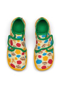 Scarpe per bambini in tessuto beige con stampe colorate di scimmie, forme e punti. Fibbia in velcro verde e suola in gomma gialla.