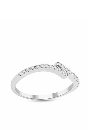 Anello in argento con un design curvo caratterizzato da piccoli diamanti rotondi incastonati nella metà superiore, creando un aspetto scintillante ed elegante.