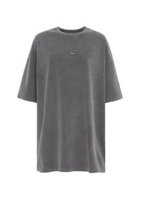 Przedłużona t-shirt w kolorze antracytowym, wykonany z miękkiej bawełny. Posiada okrągły dekolt i krótkie rękawy. Zawiera małą metkę marki z przodu.