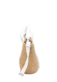Helle geflochtene Strohtasche mit tapered Form, weißem Stoffriemen und kontrastierenden Akzenten. Strukturierte Oberfläche und langlebiges Design.