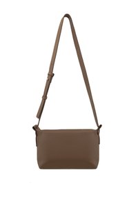 Bolso cruzado de cuero marrón con textura suave, correa ajustable, cierre de cremallera y un sutil logo en relieve en la parte frontal. Forma rectangular.