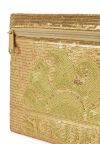 Pochette in sequins dorati con superficie texturizzata e un design in rilievo prominente. Presenta una cerniera superiore e un rivestimento in tessuto all'interno.