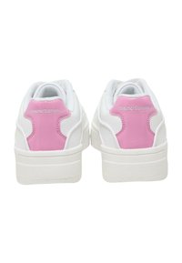 Hvite sneakers med en rosa teksturert hælpanel, med merking bak. Sålen er tykk og teksturert for bedre grip.