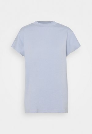 Eenvoudig lichtblauw T-shirt met korte mouwen en ronde hals, getoond tegen een witte achtergrond.