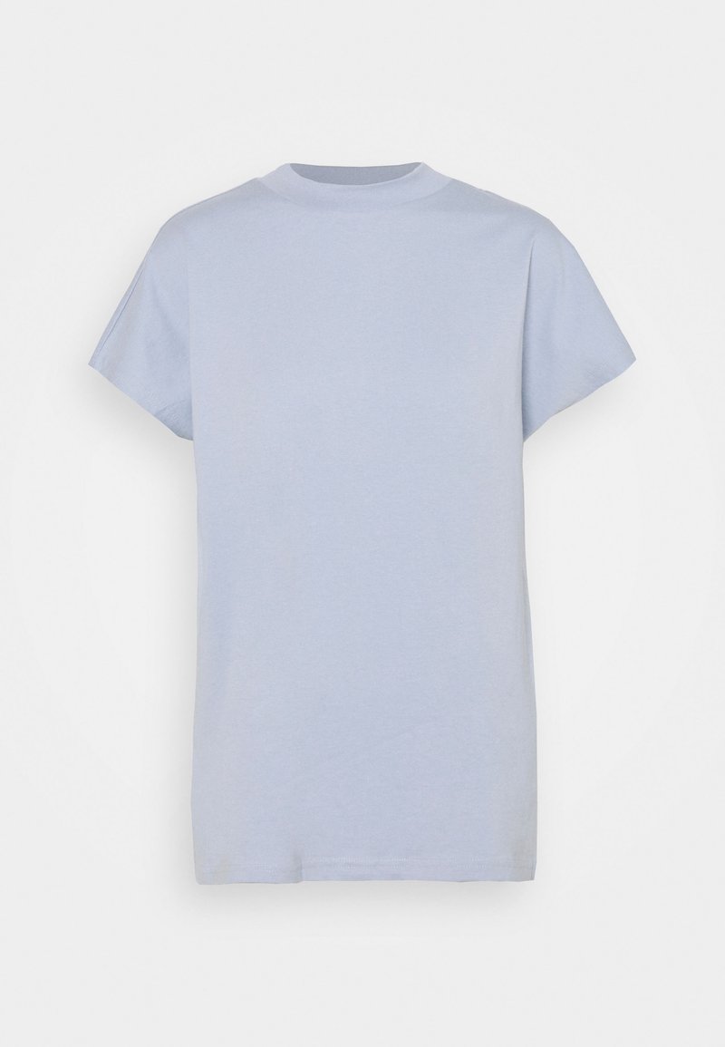 T-shirt uni bleu clair à manches courtes et col rond présenté sur fond blanc.
