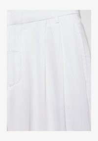 Neselectat, white