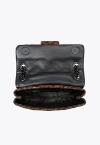 Piccola borsa aperta con stampa leopardata, foderata in nero e con tracolla nera infilata attraverso i fori sul lembo.