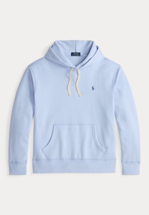 Lys blå hettegenser med frontlomme, snorhette og en liten brodert logo på brystet. Mykt bomullsblandingsmateriale.