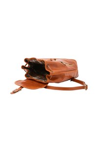 Borsa a mano in pelle marrone con apertura superiore, foderatura interna a quadri, tasca frontale con zip e tracolla regolabile; presenta una superficie liscia e lucida.