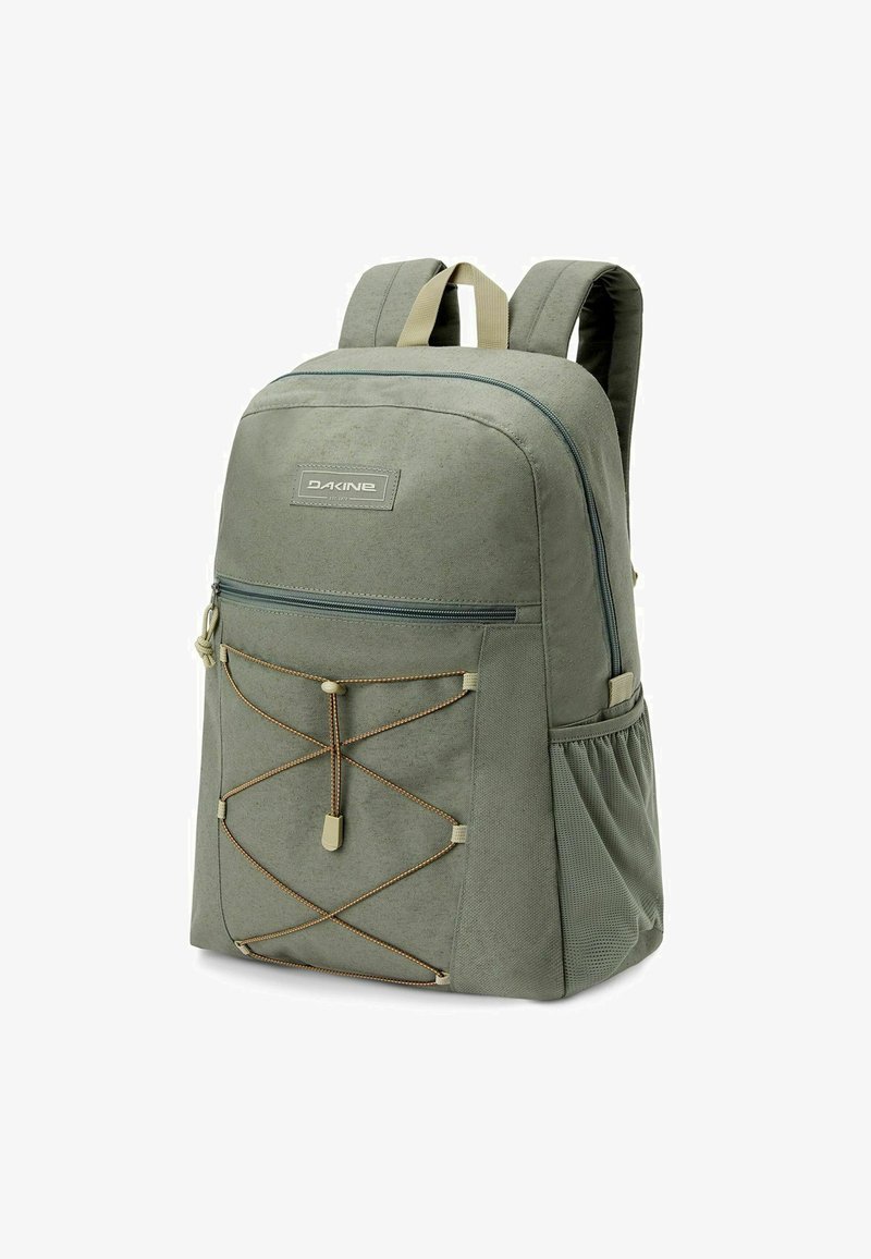 Zaino in tessuto verde con spallacci imbottiti, tasca frontale con cerniera e dettagli in corda. Presenta una tasca laterale in rete e un dettaglio con logo.