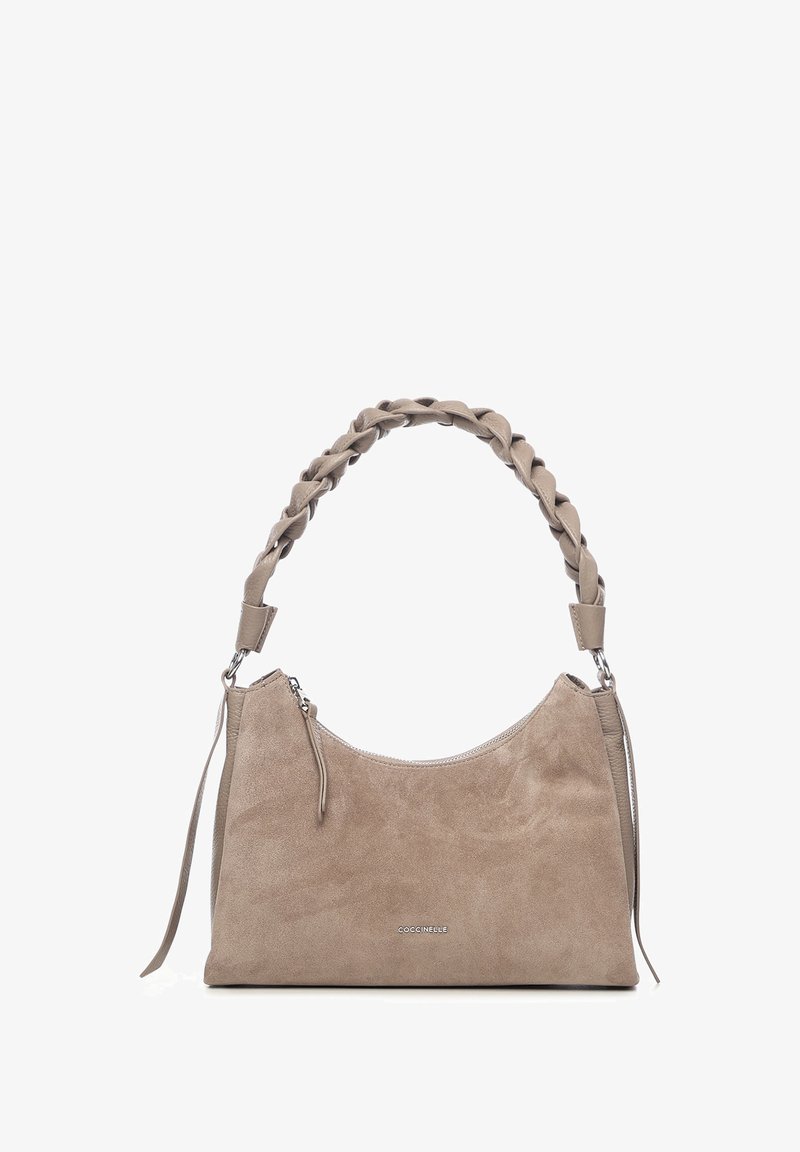 Sac bandoulière en daim beige clair avec une anse tressée, une fermeture éclair et un logo discret sur le devant. Texture douce et forme épurée.