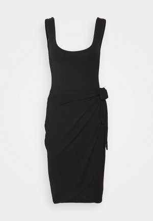Schwarzes ärmelloses Kleid mit Rundhalsausschnitt, das ein Wickeldesign und eine Schleifenverzierung an der Taille aufweist, hergestellt aus einem glatten, dehnbaren Stoff.