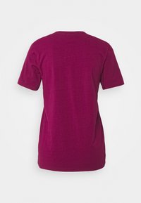 Kortärmad t-shirt i livfull magenta tyg. Mjuk textur med en klassisk rund halsringning och en avslappnad passform. Enfärgad baksida.