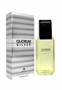 Quorum Silver Eau de Toilette i en klar glasflaska med svart fyrkantig kork. Silverfärgad texturerad låda har "QUORUM SILVER"-logotypen i fet stil.