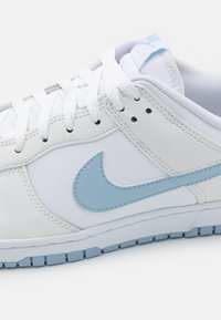 Nike Sportswear DUNK RETRO - Sneakers basse - white/light armory blue/summit white