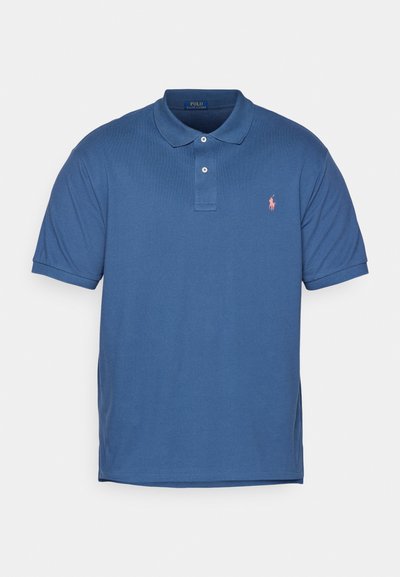 Polo azul feito de algodão com mangas curtas, um fecho de dois botões e um pequeno logótipo rosa no lado esquerdo do peito.