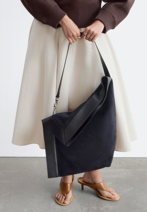 & OTHER STORIES, & OTHER STORIES CRESCENT CROSSBODY BAG - Taška cez plece - dark brown
