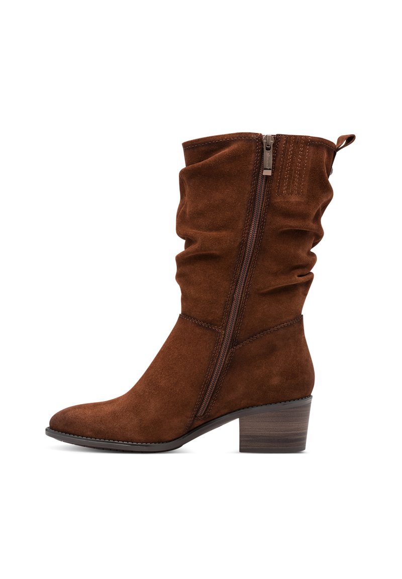 Bottines en daim marron avec un design flou, fermeture éclair sur le côté et talon empilé. Accents texturés près du haut. Semelle plate.