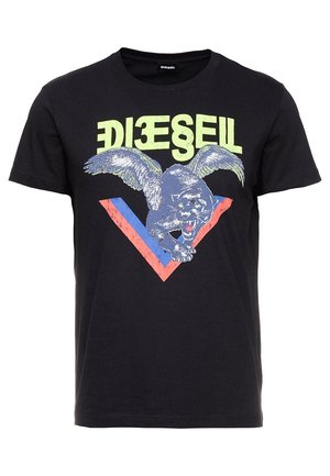 T-shirt noir en coton présentant un design graphique d'une panthère volante avec des ailes, accentué par un texte vert et un motif géométrique rouge et bleu.
