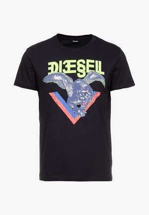 Czarna bawełniana koszulka z nadrukiem przedstawiającym lecącą panterę z skrzydłami, ozdobioną zielonym tekstem oraz czerwono-niebieskim geometrycznym wzorem.