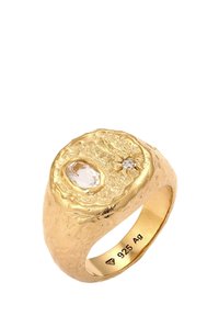 Vergoldeter Ring mit einem strukturierten, organischen Design, ausgestattet mit einem ovalen, klaren Edelstein und einem kleinen Akzentstein, innen mit "925 Ag" markiert.