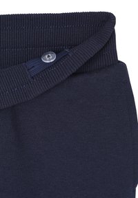 Marineblauer elastischer Bund mit geripptem Textur, ausgestattet mit einem Knopfverschluss. Weicher Stoff, glatte Oberfläche, gefaltete Kanten-details.