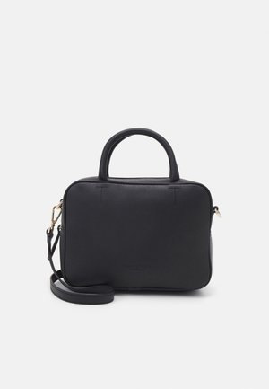 Bolso rectangular negro hecho de material liso, con asas cortas, una correa desmontable y detalles en tono dorado.