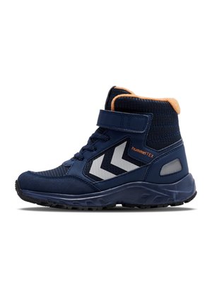 Navyblaue High-Top-Schuhe mit einer strukturierten Oberseite, weißem Chevron-Design und verstellbarem Riemen. Sie verfügen über einen gepolsterten Schaftrand und eine strapazierfähige Gummisohle.