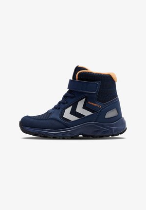 Navyblaue High-Top-Schuhe mit einer strukturierten Oberseite, weißem Chevron-Design und verstellbarem Riemen. Sie verfügen über einen gepolsterten Schaftrand und eine strapazierfähige Gummisohle.