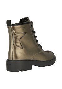 Stivaletto metallizzato bronzo con accenti neri, caratterizzato da un design a stella di lato, punta tonda, chiusura con lacci e suola in gomma testurizzata.