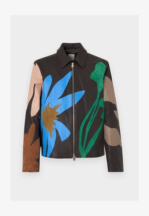 Veste en cuir noire avec de grandes patches floraux abstraits bleus, verts, marron et beiges et une fermeture éclair dorée à l'avant.