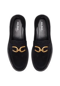 Zwarte suède loafers met een gouden kettingaccent. Kenmerken zijn een zachte textuur, ronde neus en een zwarte rubberen zool. Logo zichtbaar op de binnenzool.