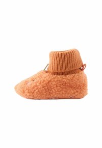 Orange fluffiga tofflor med en stickad ankelmudd, rund tå och broderad djuransikte. Strukturerad yta och flexibel sula.