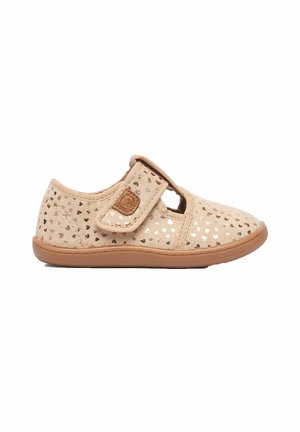 Beige småbørnsko med hjerte mønstre, en velcrolukning og en brun sål, vist fra siden på en hvid baggrund.